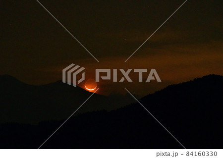 北杜市白州町、関東山地に昇った地球照の赤い三日月 84160330