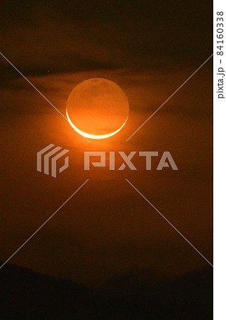 北杜市白州町、関東山地に昇った地球照の赤い三日月 84160338