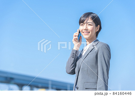 スマホで通話する若い女性 スマホで通話する若い女性 84160446