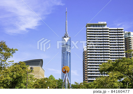 サザエさん通りから見た美しい福岡タワー 84160477