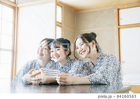 温泉旅行に来た女友達（リラックス・部屋・3人） 84160565