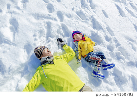 雪の公園で遊ぶ父親と息子 雪の公園で遊ぶ父親と息子 84160792