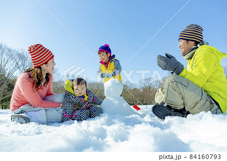 雪の公園で遊ぶ4人家族 84160793
