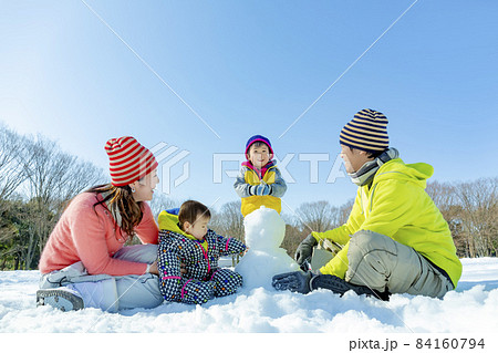 雪の公園で遊ぶ4人家族 雪の公園で遊ぶ4人家族 84160794