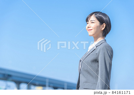 青空を見つめる若い女性 青空を見つめる若い女性 84161171