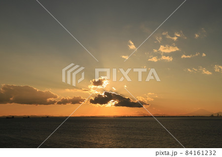 海ほたるパーキングエリアからの海と夕焼け 海ほたるパーキングエリアからの海と夕焼け 84161232