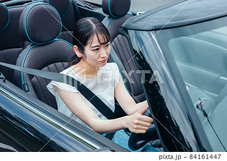 渋滞でイライラする女性 84161447