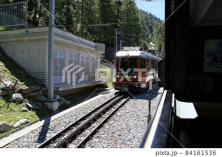 ゴルナーグラート登山鉄道　フィンデルバッハ駅　ゴールナーグラートから降りてきた電車とすれ違う 84161536