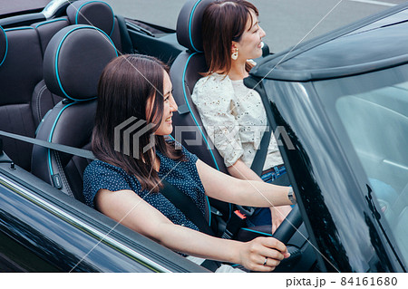 ドライブする女性たち(2人) ドライブする女性たち(2人) 84161680