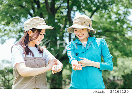 山で虫に刺されなかった女性たち（笑顔） 84162129