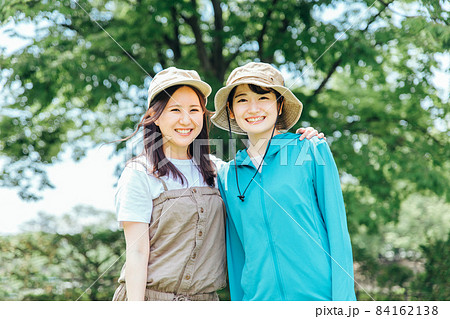 トレッキング・登山する女性たち トレッキング・登山する女性たち 84162138