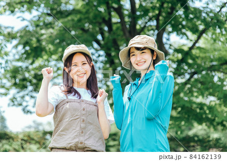 トレッキング・登山する女性たち トレッキング・登山する女性たち 84162139