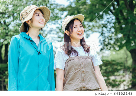 トレッキング・登山する女性たち 84162143