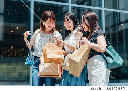 ショッピングを楽しむ女性たち 84162426