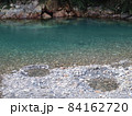 熊野川に支流・大塔川に温泉が湧く熊野の天然露天風呂・川湯温泉 84162720