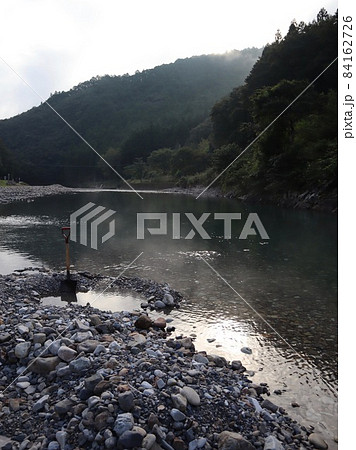 熊野川に支流・大塔川に温泉が湧く熊野の天然露天風呂・川湯温泉 熊野川に支流・大塔川に温泉が湧く熊野の天然露天風呂・川湯温泉 84162726