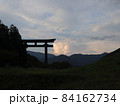 熊野本宮大社の古代本宮があった大斎原と大鳥居と熊野の山並みの夕景 84162734