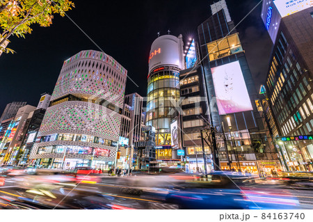 日本の東京都市景観 銀座はコロナ禍前と変わらない人出や車の流れ=11月20日 日本の東京都市景観 銀座はコロナ禍前と変わらない人出や車の流れ=11月20日 84163740