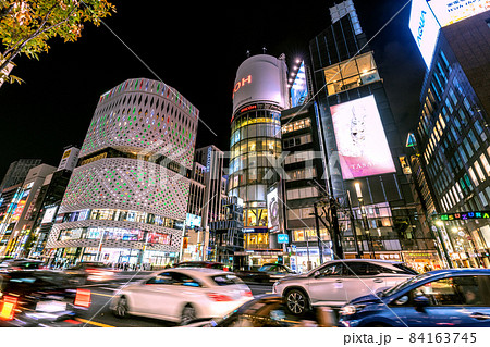 日本の東京都市景観 銀座はコロナ禍前と変わらない人出や車の流れ＝11月20日 84163745
