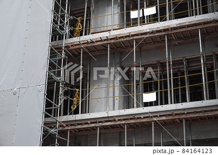 建設現場　親綱支柱と型枠支保工 84164123