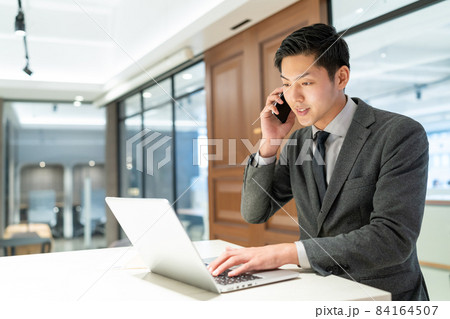 ビジネスマン パソコン オフィス　撮影協力：WEEK芝大門(サンフロンティア不動産) 84164507