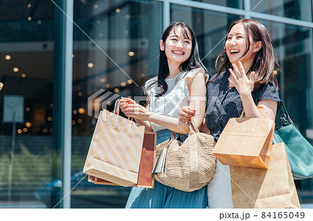 ショッピングを楽しむ女性たち(2人) ショッピングを楽しむ女性たち(2人) 84165049