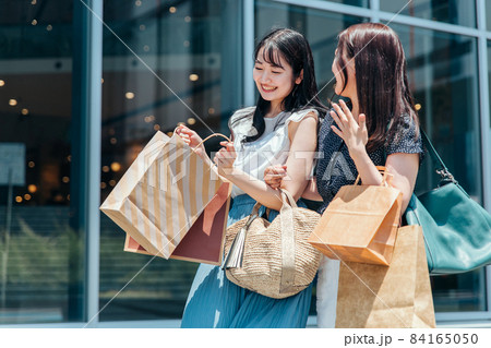 ショッピングを楽しむ女性たち（2人） 84165050