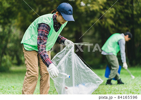 ゴミ拾いボランティア 84165596