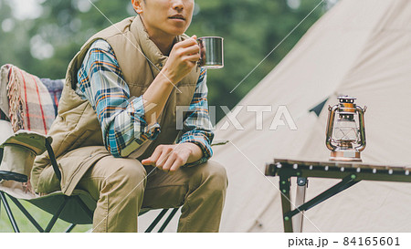 男子キャンパー 84165601