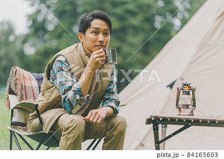 男子キャンパー 84165603