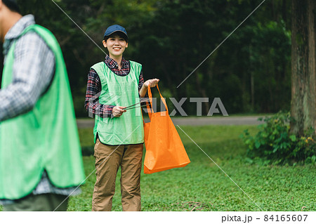 ゴミ拾いボランティア 84165607