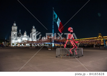 メキシコシティ　死者の日の夜 84165828