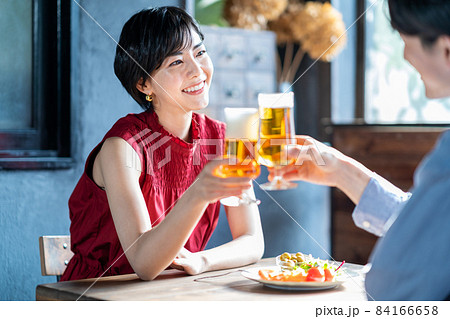 ランチデートをするカップル 84166658