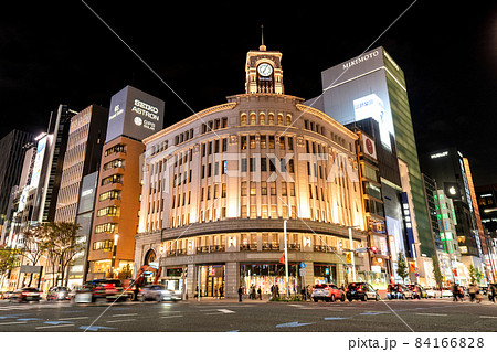 日本の東京都市景観 11月 銀座はコロナ禍前と変わらない人出 11月日の写真素材