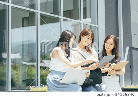友達とキャンパスで勉強する女子大生 友達とキャンパスで勉強する女子大生 84166840