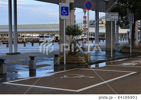 身体障害者用車両専用の駐車場を表す標識と地面にかかれた駐車スペースの案内 身体障害者用車両専用の駐車場を表す標識と地面にかかれた駐車スペースの案内 84166901