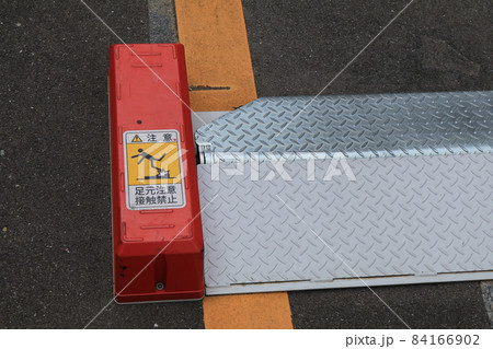 駐車場用プレートの足元注意の表示 84166902
