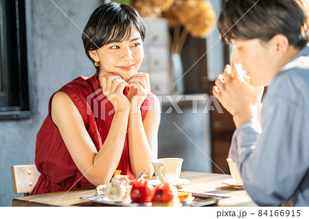 カフェでデートをするカップル 84166915