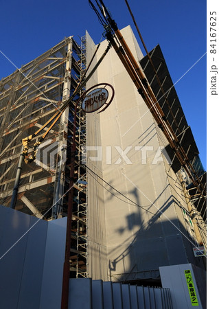 大きな建物の取り壊し現場の足場、覆い 大きな建物の取り壊し現場の足場、覆い 84167625