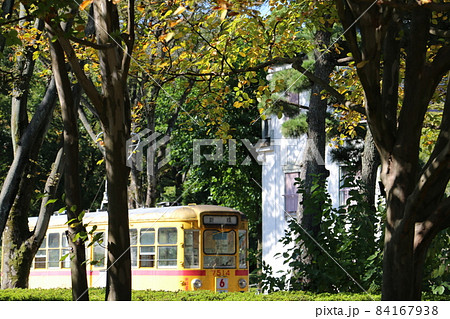 レトロな建物にマッチする黄色い都電 84167938
