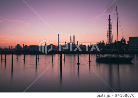 四日市　霞ヶ浦緑地から眺める夜明けの工場地帯 84168070