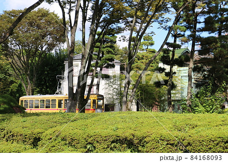 レトロな建物にマッチする黄色い都電 84168093