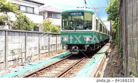 鎌倉江ノ電の由比ヶ浜駅 84168235