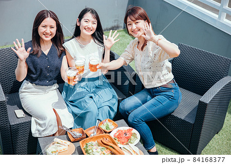 屋上でパーティーをする女性たち（ビール） 84168377