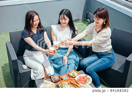 屋上でパーティーをする女性たち（ビール） 84168382
