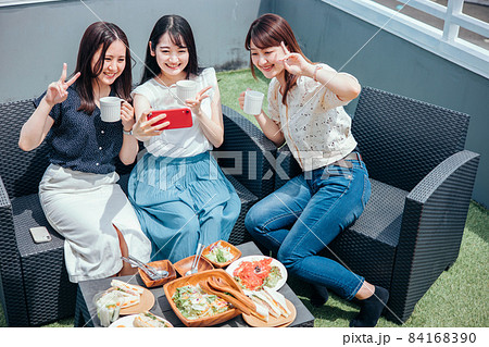 屋上でパーティーをする女性たち(スマホ) 屋上でパーティーをする女性たち(スマホ) 84168390
