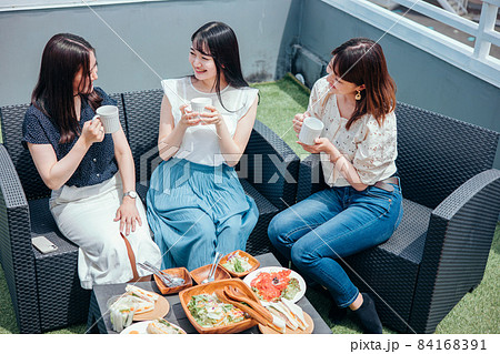 屋上でお茶会をする女性たち 屋上でお茶会をする女性たち 84168391