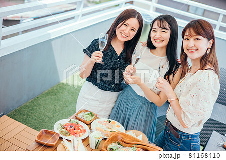 屋上でパーティーをする女性たち(シャンパン) 屋上でパーティーをする女性たち(シャンパン) 84168410