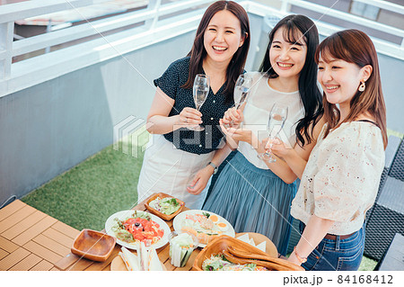 屋上でパーティーをする女性たち（シャンパン） 84168412