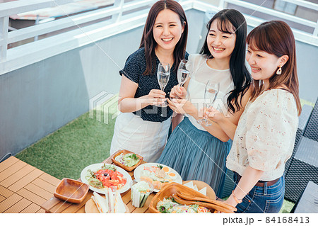 屋上でパーティーをする女性たち（シャンパン） 84168413